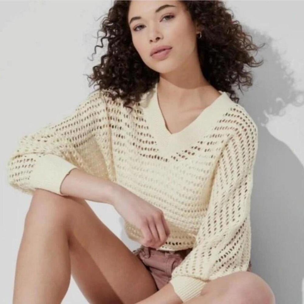 Cream sweater with a relaxed fit and a touch of stretch